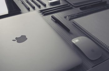 Macbook, Mouse, lápis e caderno