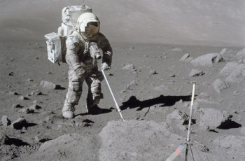 Astronauta coletando solo lunar